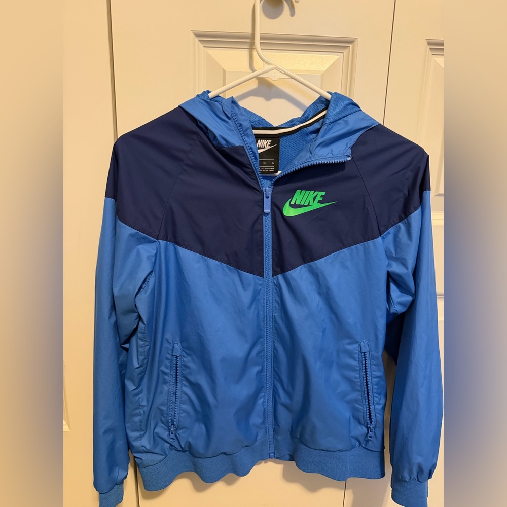 Nike boy wind breaker jacket size medium